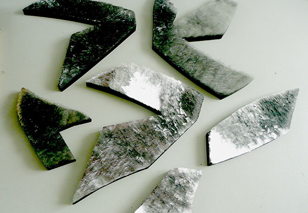 <i>Fragmente, 30/06/2010</i>, 2010; 90 x 50 centimeters; glass, steel
